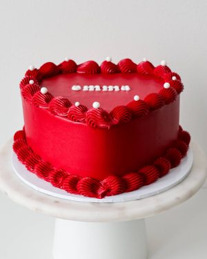 Punainen sydänkakku helmillä