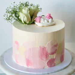 Tytön ristiäiskakku vauvakoristeella
